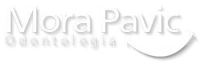 Logo de la clínica Mora Pavic en su versión blanca, este logo te lleva al home del sitio web